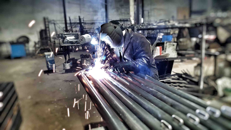 Какие материалы используют при изготовлении уличного спортивного оборудования в Абакане?